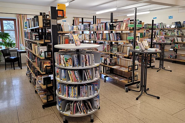 Blick in den Büchereiraum in Eiselfing