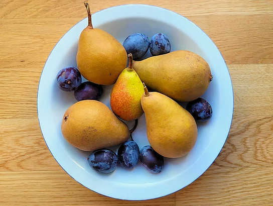 Das Foto zeigt einen mit Obst gefüllten Teller.