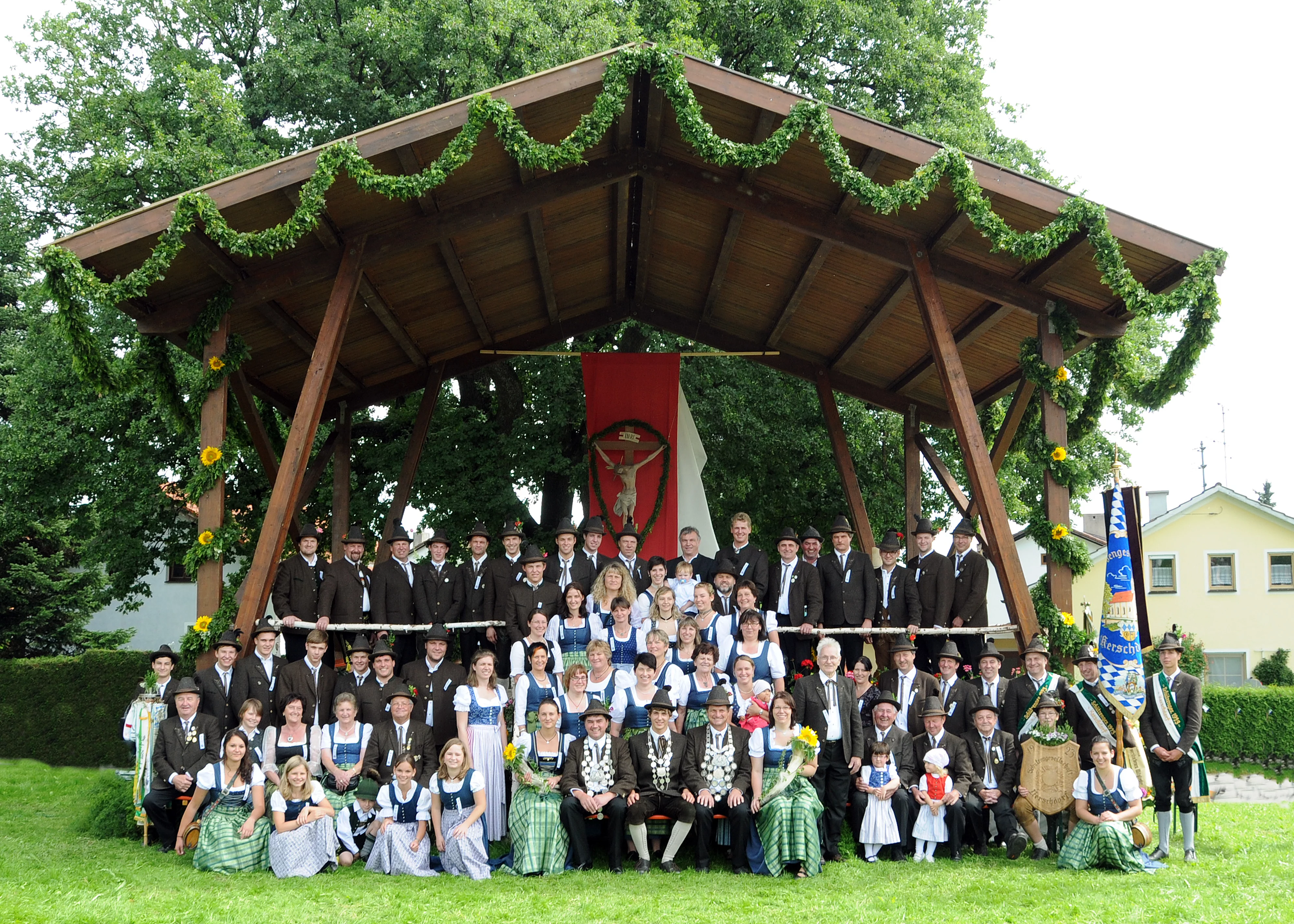 Das Foto zeigt die Mitglieder der Schützengesellschaft Kerschdorf