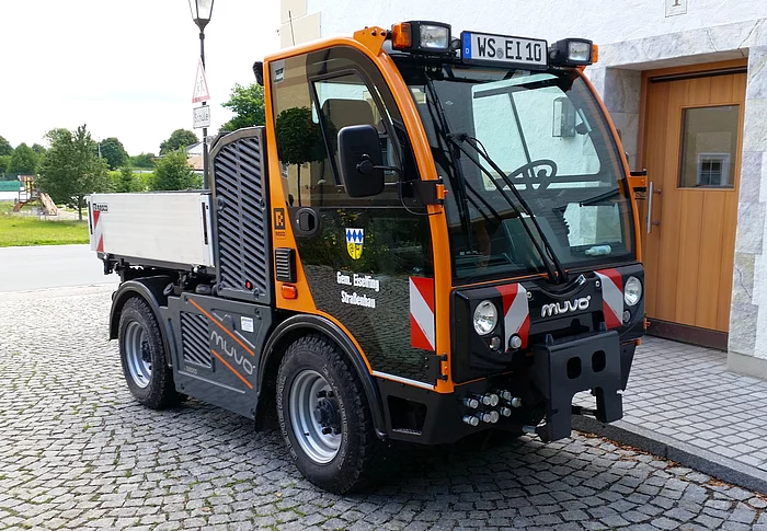 Das Foto zeigt ein Fahrzeug des Gemeindebauhofs Eiselfing.