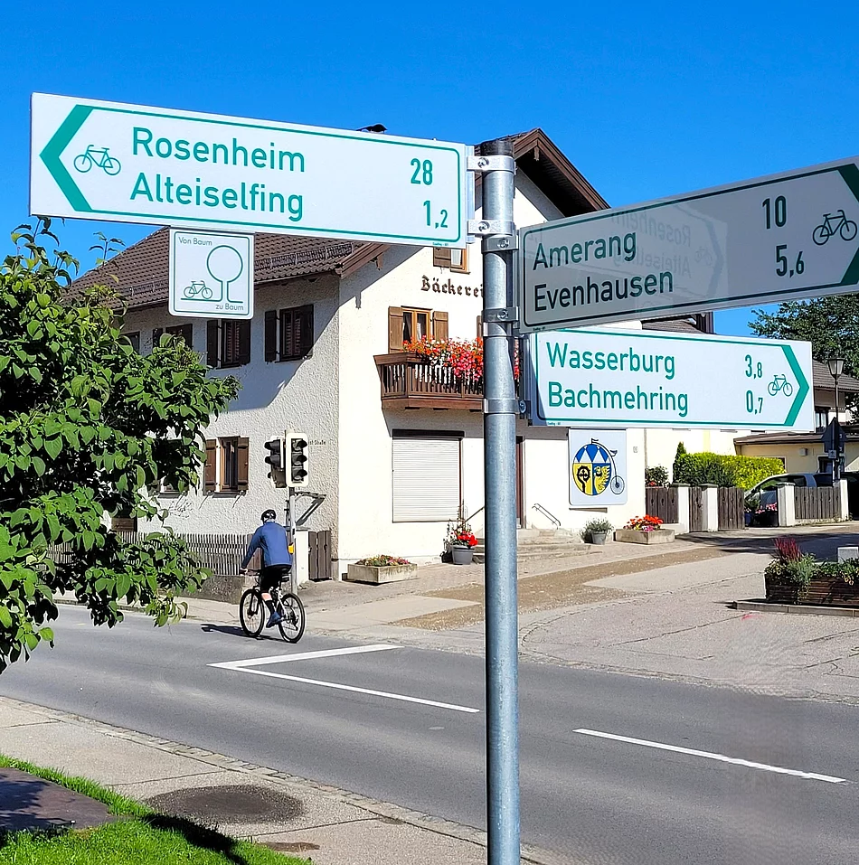Das Foto zeigt neue Radwegweiser in der Eiselfinger Ortsmitte.