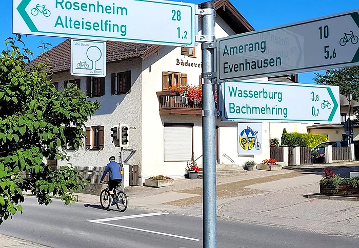 Das Foto zeigt neue Radwegweiser in der Eiselfinger Ortsmitte.