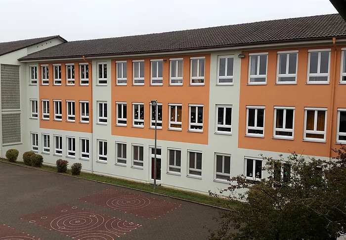 Blick auf den Gebäudetrakt der Schule Eiselfing aus den 1960er Jahren