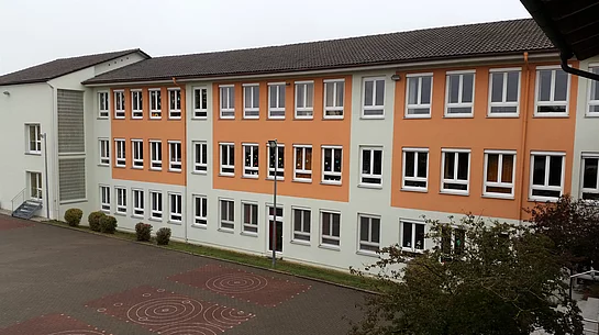 Blick auf den Gebäudetrakt der Schule Eiselfing aus den 1960er Jahren