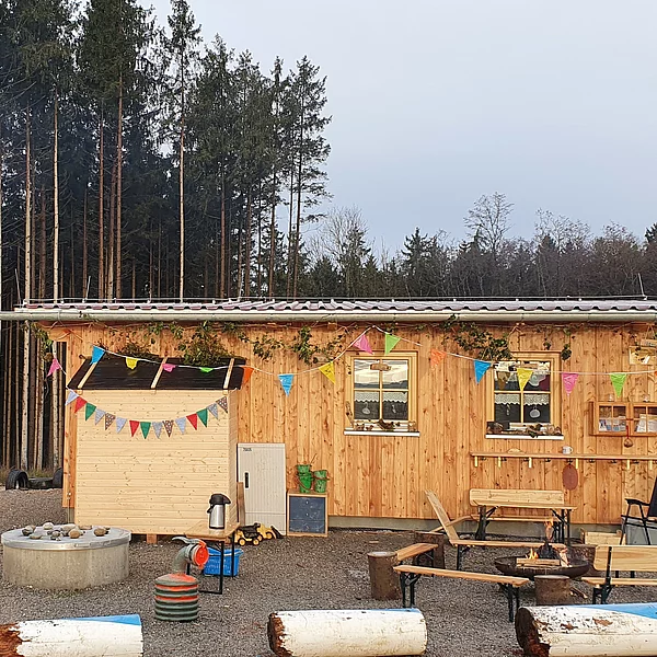 Blick auf die Schutzhütte des Waldkindergartens Eiselfing