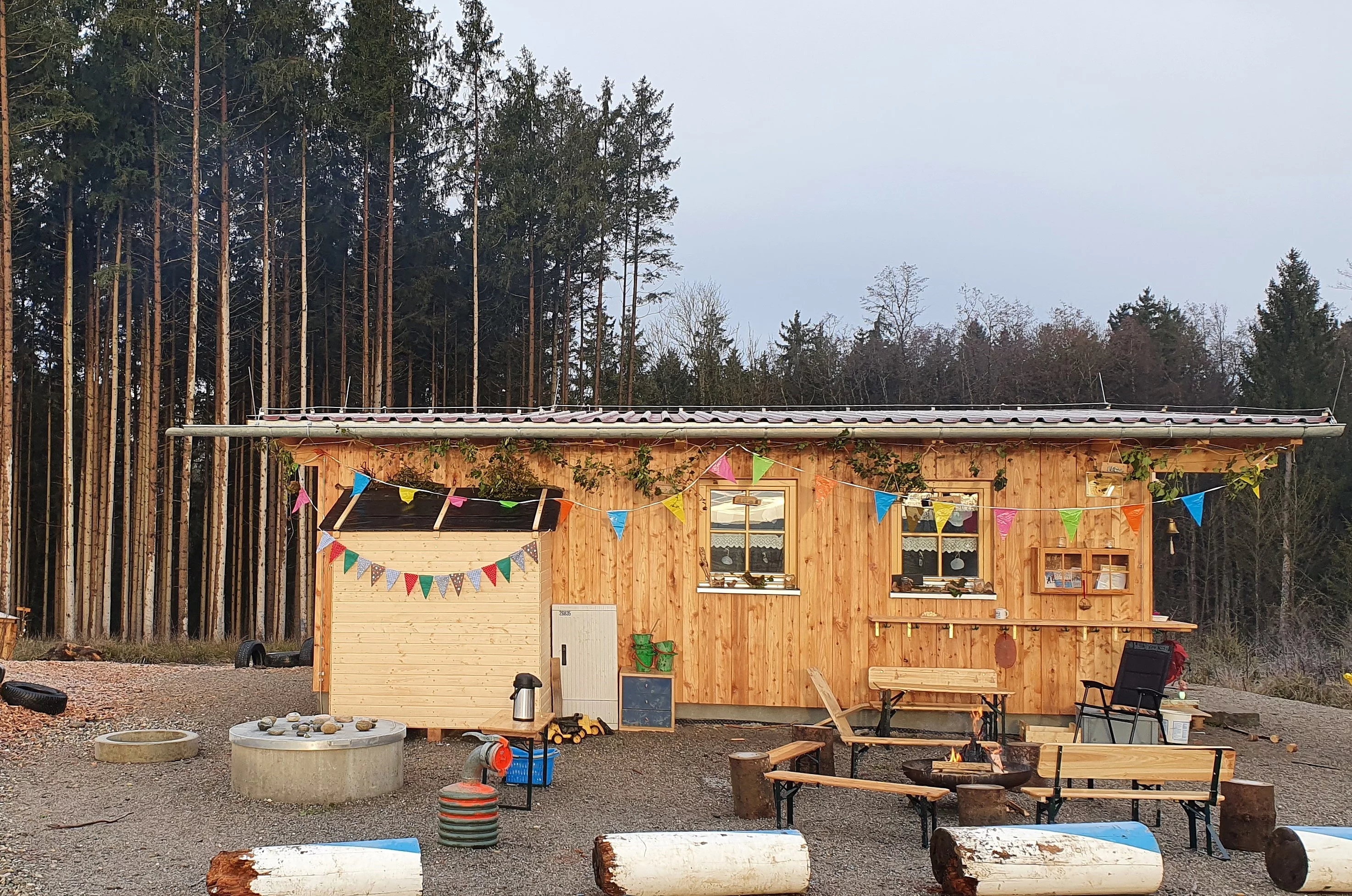 Blick auf die Schutzhütte des Waldkindergartens Eiselfing