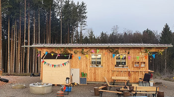 Blick auf die Schutzhütte des Waldkindergartens Eiselfing