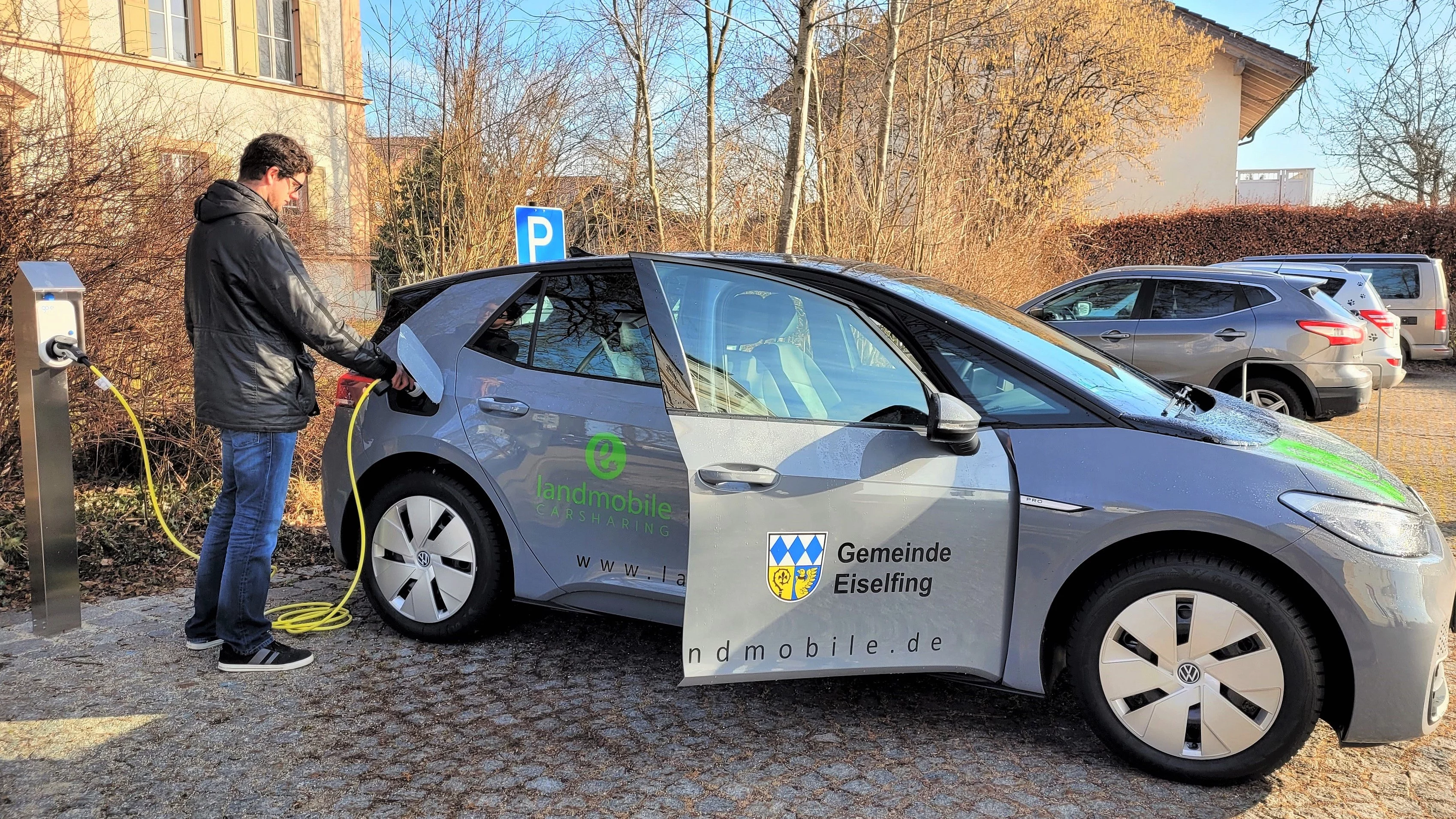 Das Foto zeigt das elektrische Carsharing-Fahrzeug der Gemeinde Eiselfing.
