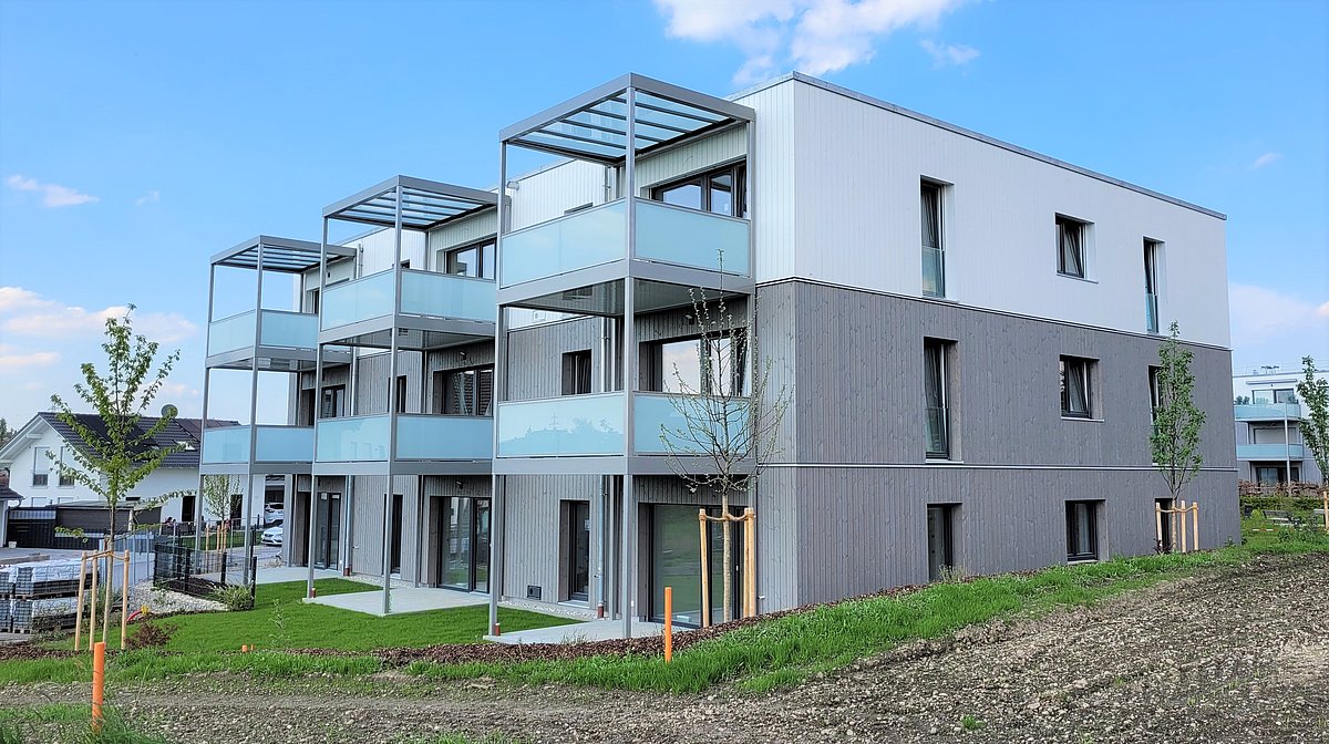 Blick auf das Gebäude des Sozialen Wohnungsbaus in Eiselfing