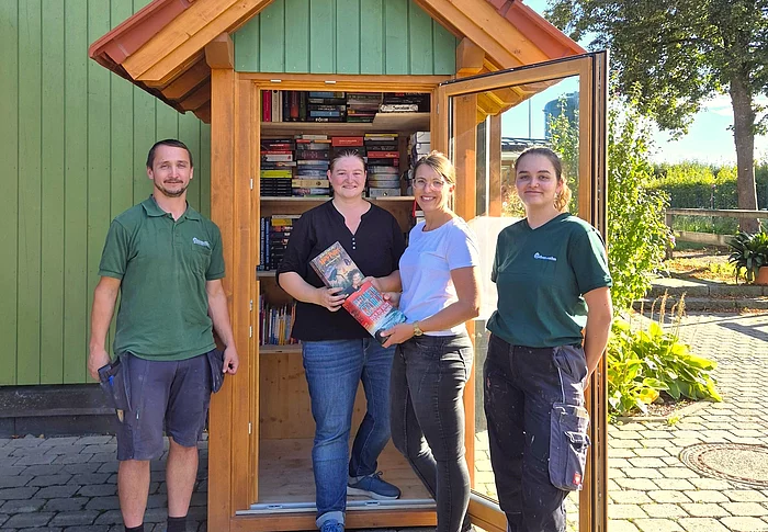 Das Foto zeigt die Einweihung des öffentlichen Bücherschranks in Eiselfing.