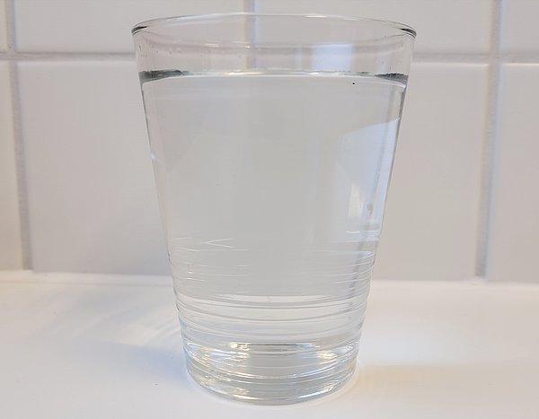 Symbolfoto eines mit Wasser gefüllten Glases