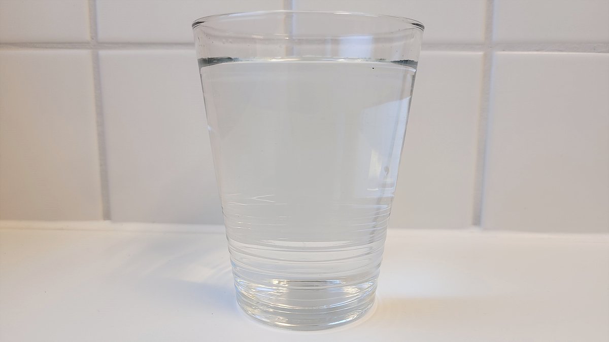 Symbolfoto eines mit Wasser gefüllten Glases