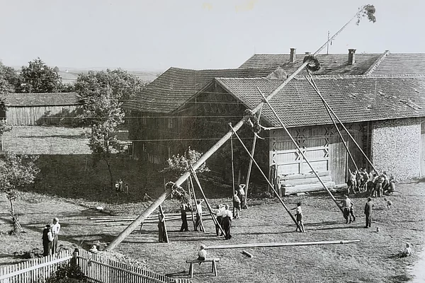 Das Foto zeigt eine Traditionsveranstaltung in Alteiselfing.