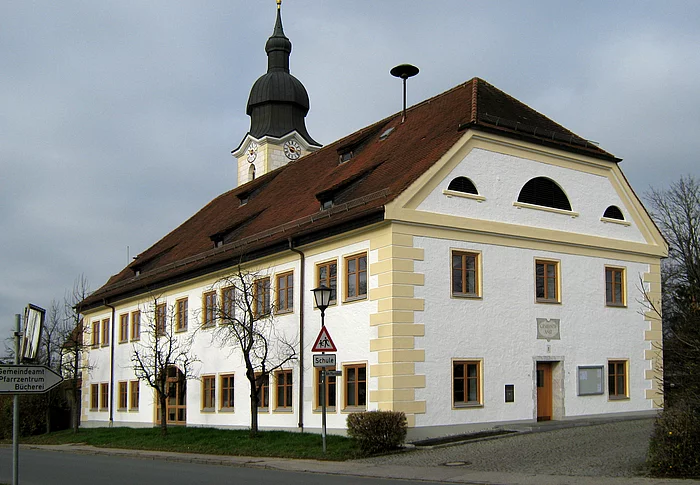 Das Foto zeigt das Rathaus in Eiselfing