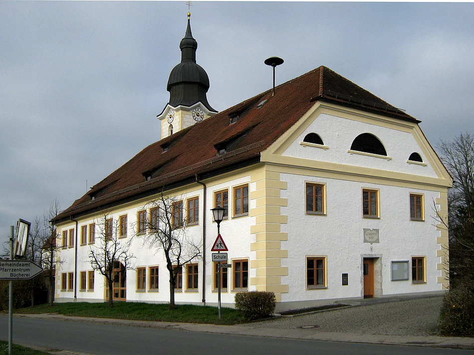 Das Foto zeigt das Rathaus in Eiselfing