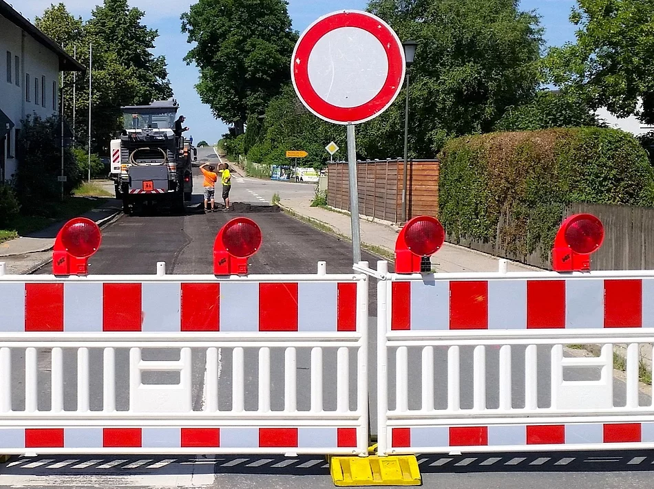 Das Foto zeigt eine gesperrte Straße in Eiselfing.