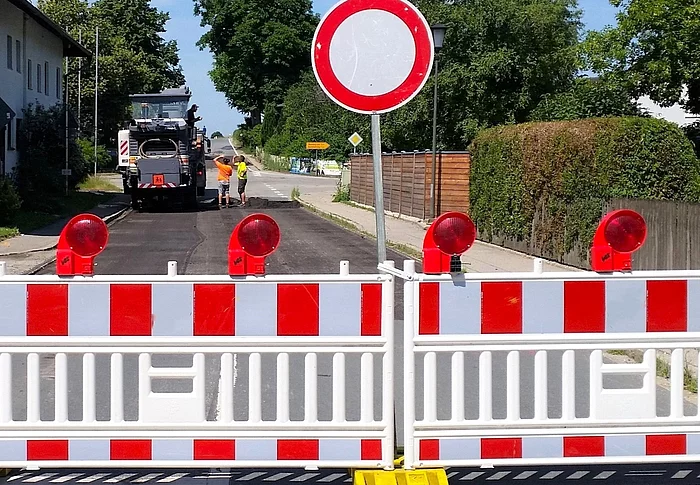 Das Foto zeigt eine gesperrte Straße in Eiselfing.