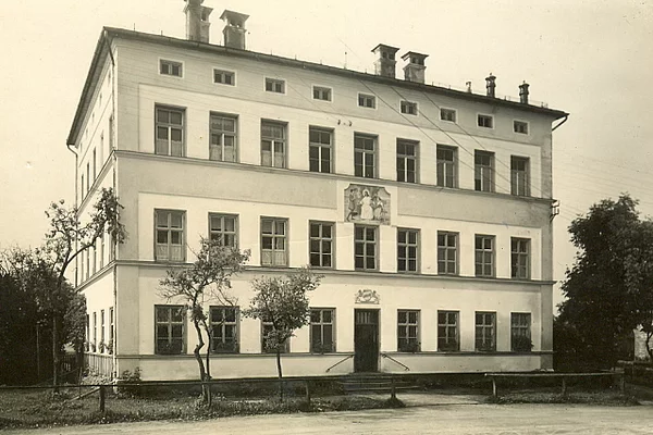 Das ehemalige Schulgebäude in Eiselfing